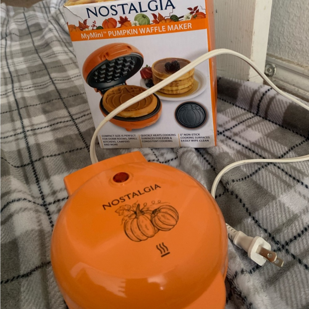 Nostalgia, waffle maker